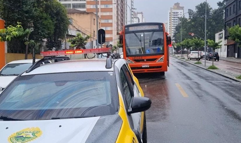 Adolescente é atropelada por biarticulado no centro de Curitiba