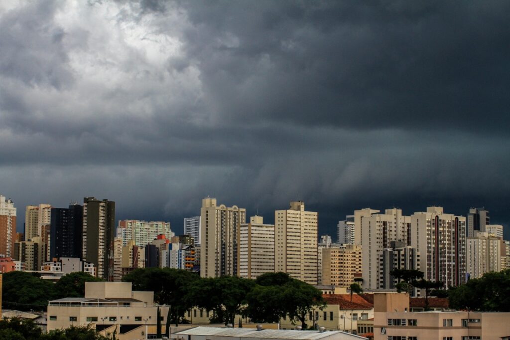 Alerta do INMET prevê tempestade e granizo em quase todo o Paraná