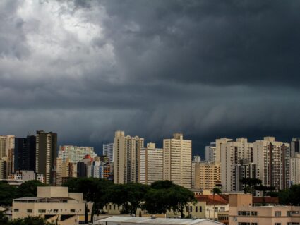 Alerta do INMET prevê tempestade e granizo em quase todo o Paraná