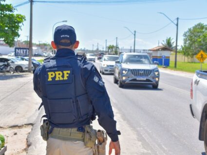 Após pneu estourar, motorista de caminhão morre ao ser atingido por rodado de outro veículo