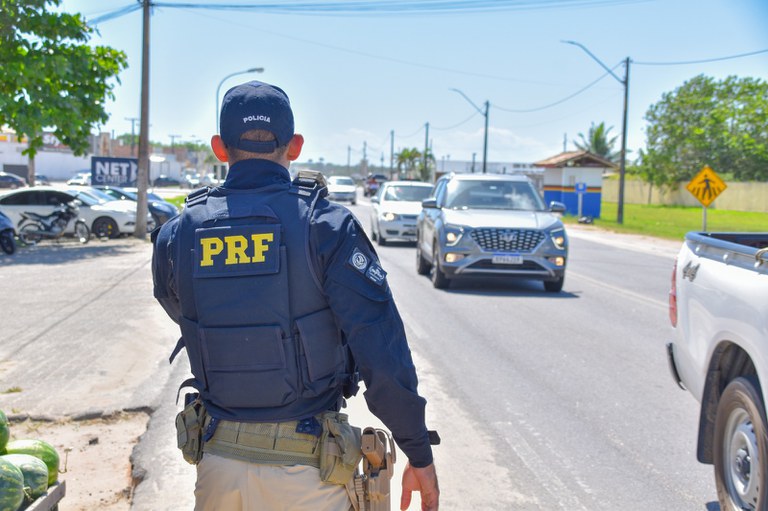 Após pneu estourar, motorista de caminhão morre ao ser atingido por rodado de outro veículo