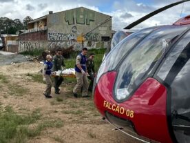 Bebado, motociclista se envolve em acidente, foge da polícia e acaba baleado