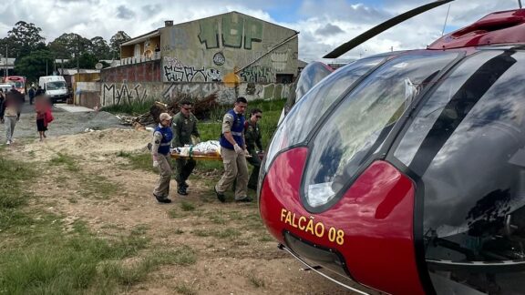 Bêbado, motociclista se envolve em acidente, foge da polícia e acaba baleado