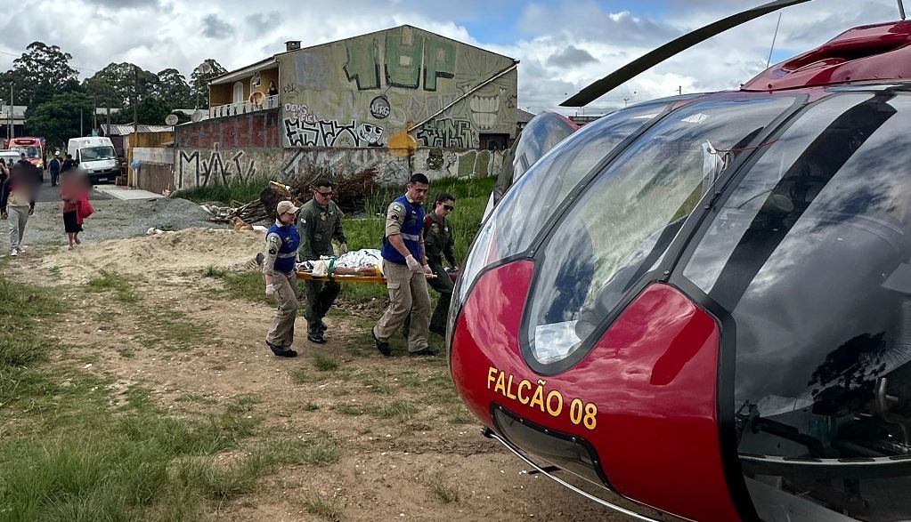 Bêbado, motociclista se envolve em acidente, foge da polícia e acaba baleado