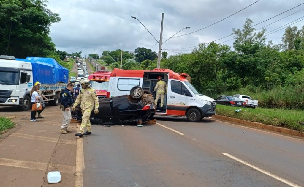 Carro com seis ocupantes capota na BR-369, em Londrina