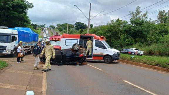 Carro com seis ocupantes capota na BR-369, em Londrina