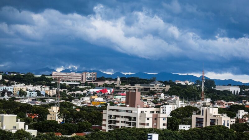 Chuvas intensas no Paraná: mais de 60 cidades em estado de alerta