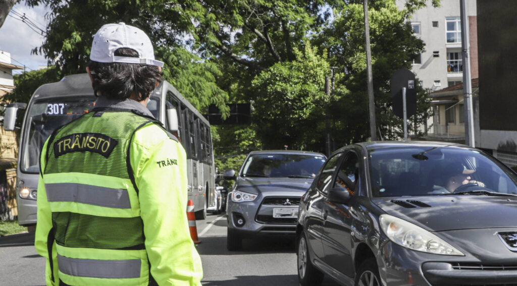 Dia de Finados motiva alterações no trânsito de Curitiba; veja itinerários