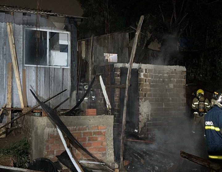 Incêndio destrói quatro casas no Campo Comprido, em Curitiba