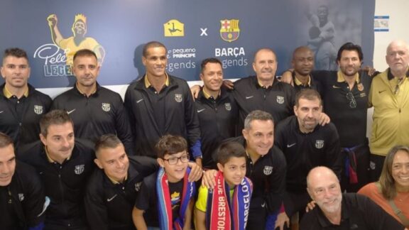 Jogadores do Barça Legends visitam crianças no Hospital Pequeno Príncipe