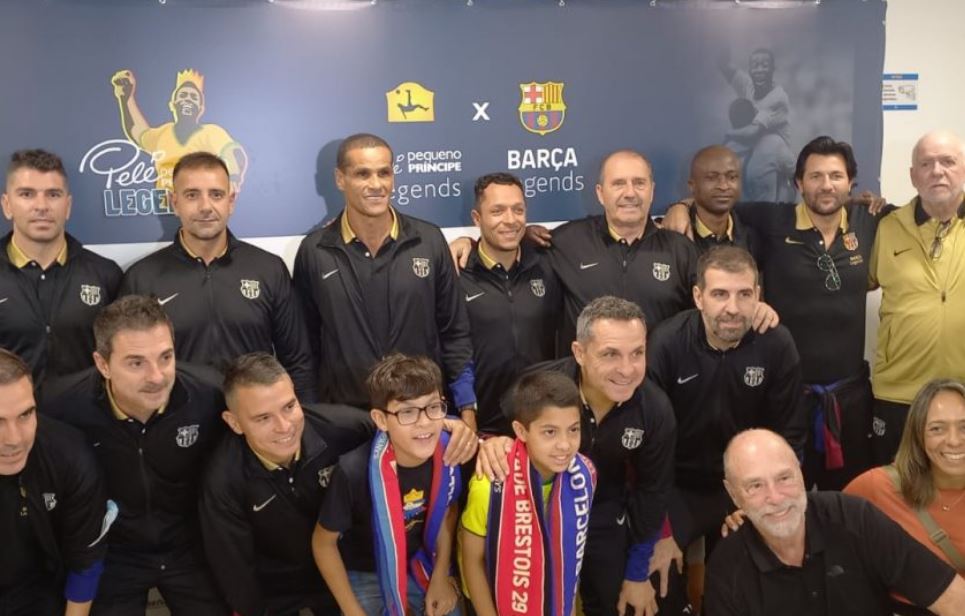 Jogadores do Barça Legends visitam crianças no Hospital Pequeno Príncipe