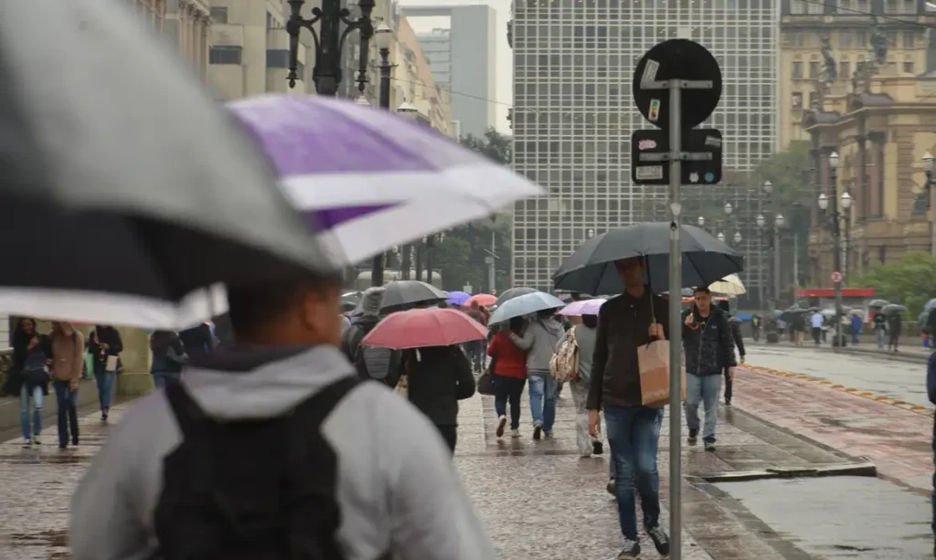 Domingo de Enem tem previsão de chuva em todo o Paraná