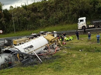 Acidente com caminhão-tanque deixa uma pessoa morta na BR-116