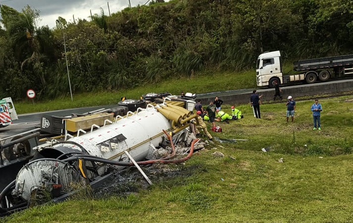 Acidente com caminhão-tanque deixa uma pessoa morta na BR-116