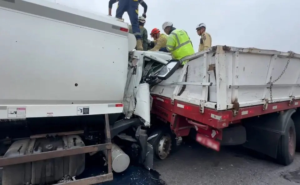 Ambulância flagra acidente no Contorno Leste; duas pessoas ficaram gravemente feridas