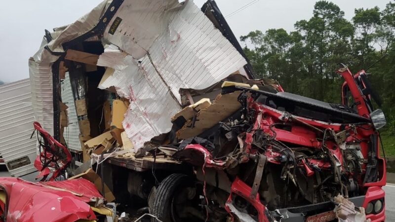 Pancada entre dois caminhões deixa trânsito lento na BR-376