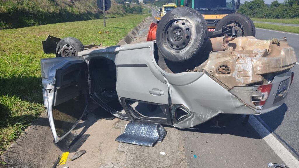 Homem capota carro e morre no Contorno Leste