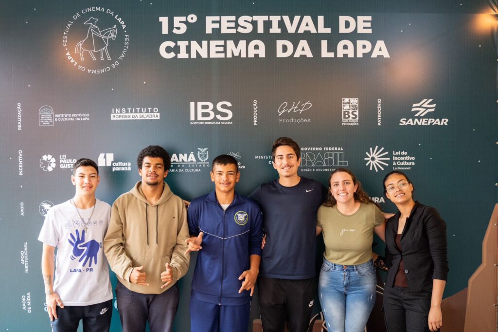 Alunos de escola pública com deficiência assistem filme com acessibilidade