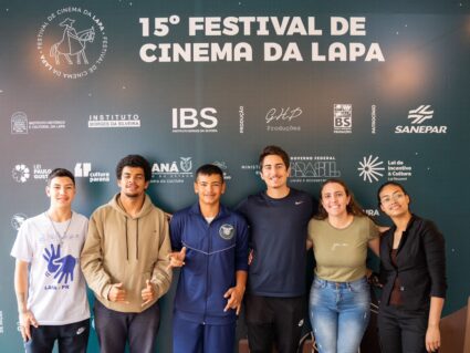 Alunos de escola pública com deficiência assistem filme com acessibilidade