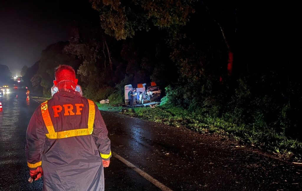 Carro bate forte contra ponto de ônibus na BR-277; motorista morreu