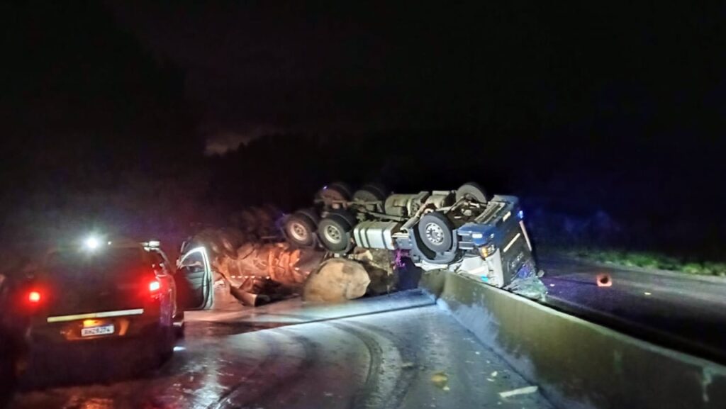 Carreta invade pista contrária da BR-376 e bate de frente contra veículos