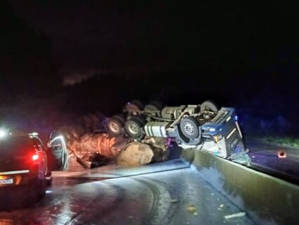 Carreta invade pista contrária da BR-376 e bate de frente contra veículos