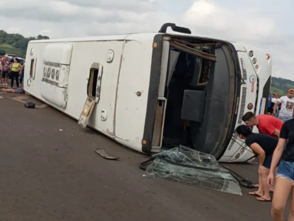 Ônibus com trabalhadores tomba após ser atingido por carro; um morto