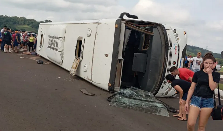 Ônibus com trabalhadores tomba após ser atingido por carro; um morto