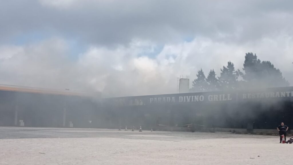 Incêndio em restaurante de posto de combustíveis deixa uma pessoa ferida; vídeos