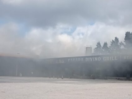 Incêndio em restaurante de posto de combustíveis deixa uma pessoa ferida; vídeos