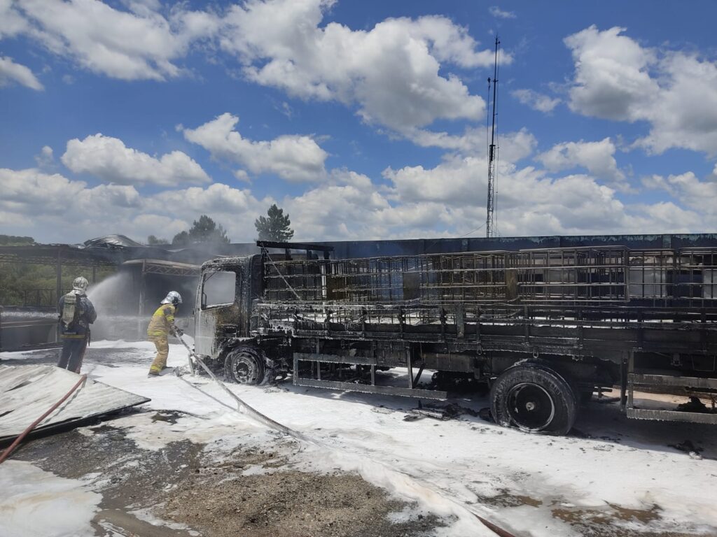 Eletricidade estática provoca incêndio em caminhão carregado com 10 mil litros de solvente