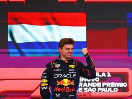 Verstappen escala o pelotão, quebra jejum e vence o caótico GP de São Paulo