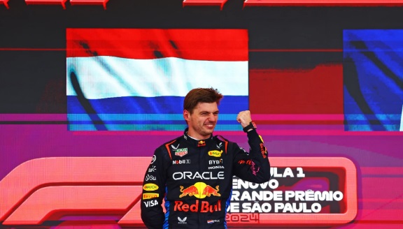 Verstappen escala o pelotão, quebra jejum e vence o caótico GP de São Paulo