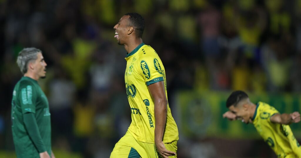 Com gol contra bizarro, Coritiba dá vexame e é goleado pelo Mirassol