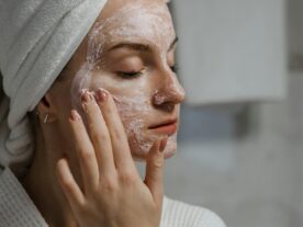 pexels-polina-kovaleva-5927810-Avon Renew é referência no cuidado da pele dos brasileiros