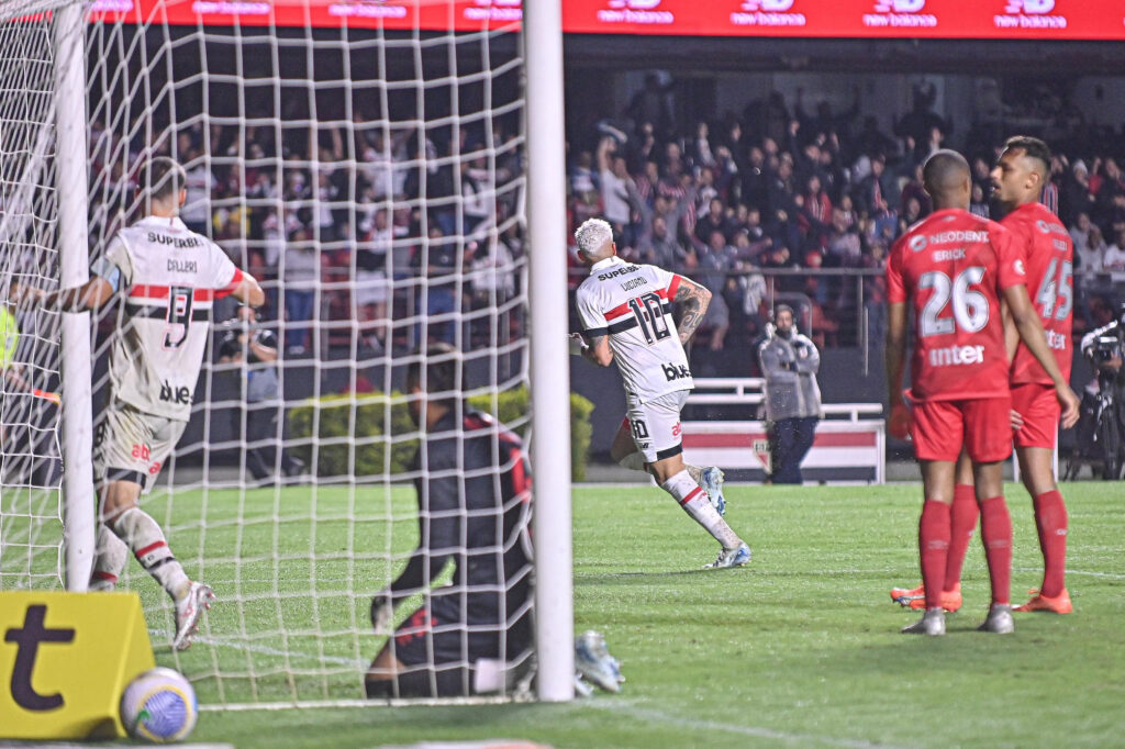 Athletico leva gol na reta final, perde do São Paulo e afunda na zona de rebaixamento