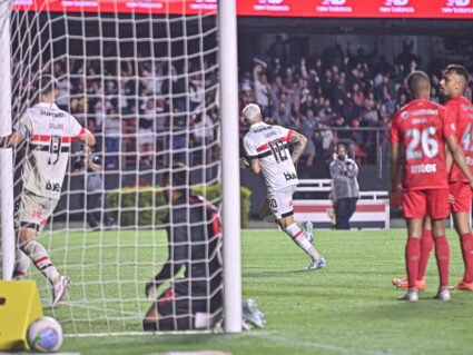 Athletico leva gol na reta final, perde do São Paulo e afunda na zona de rebaixamento