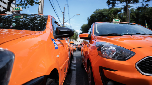 Taxa para táxis transitarem em Curitiba pode ficar 50% mais barata; categoria pode ganhar outros benefícios