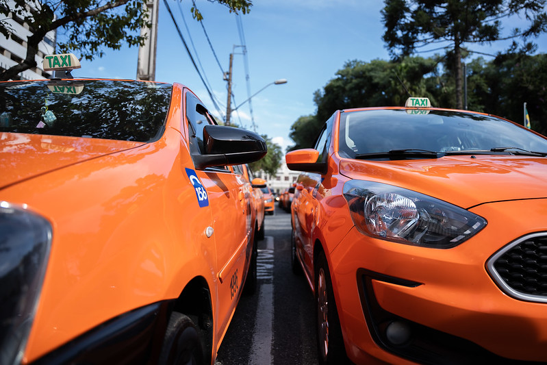 Taxa para táxis transitarem em Curitiba pode ficar 50% mais barata; categoria pode ganhar outros benefícios