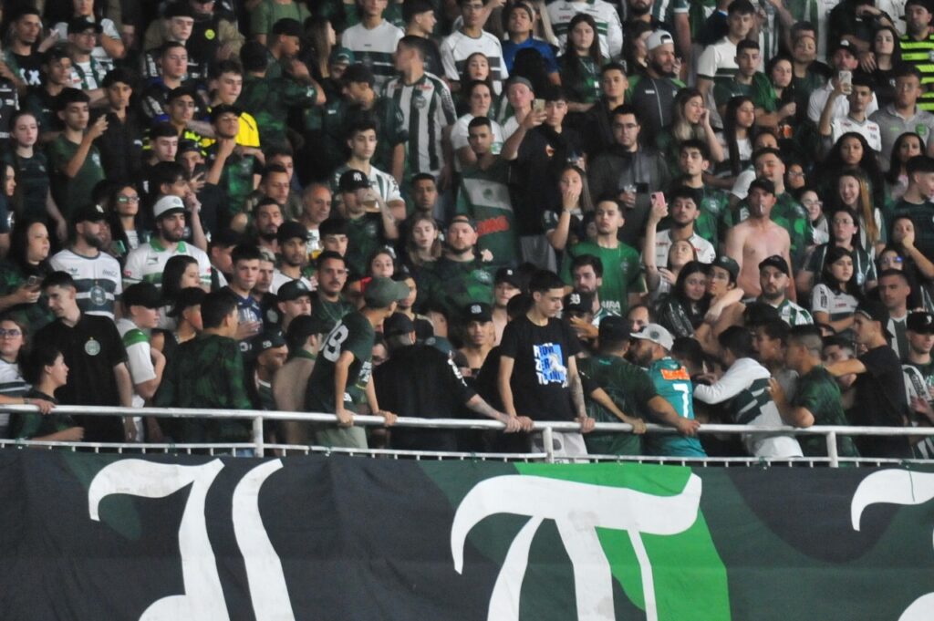 Jogo entre Coritiba e Santos tem briga de torcedores dentro e fora do estádio; vídeos