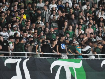 Jogo entre Coritiba e Santos tem briga de torcedores dentro e fora do estádio; vídeos