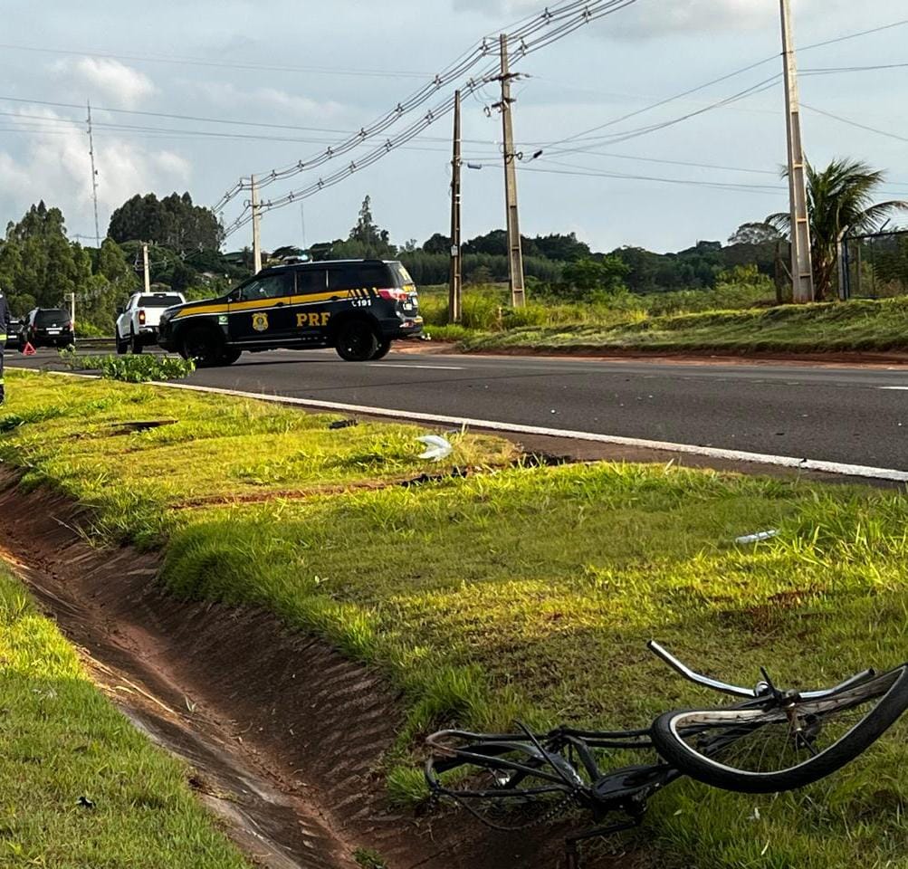 Ciclista morre atropelado por caminhonete na BR-376