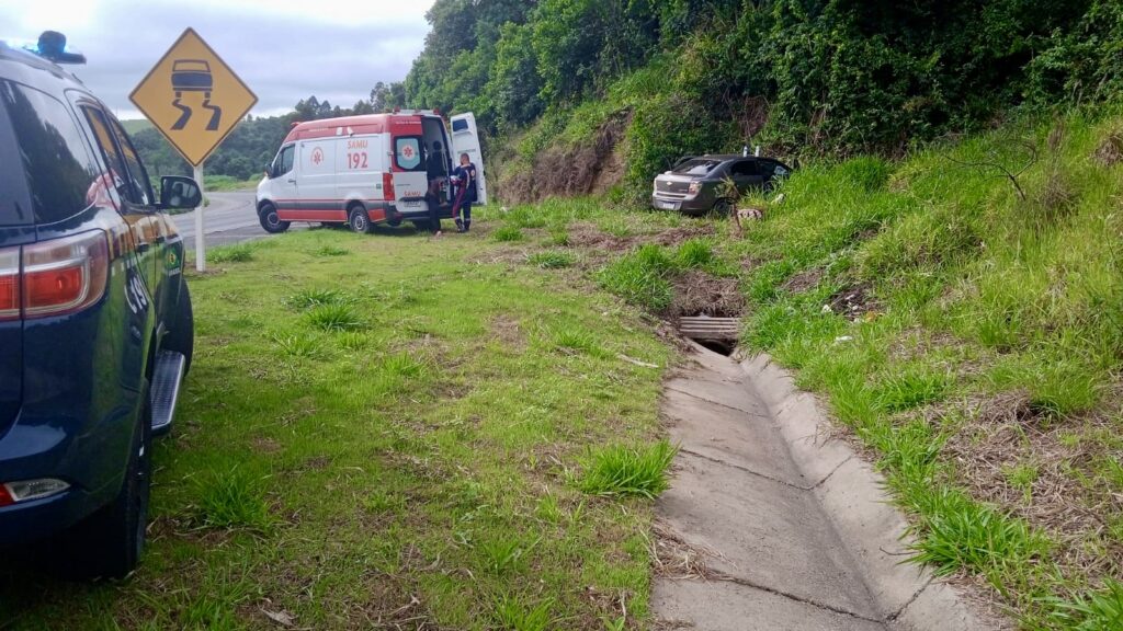 Carro bate forte contra barranco na BR-376; crianças feridas