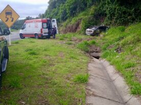 carro bate contra barranco na BR-376 em Tibagi