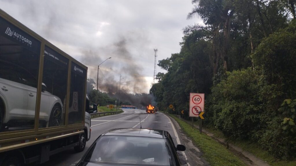 Kombi pega fogo e interdita a BR-376