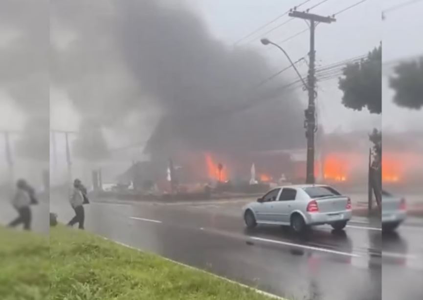 Avião cai em Gramado e deixa pelo menos nove mortos; vídeos