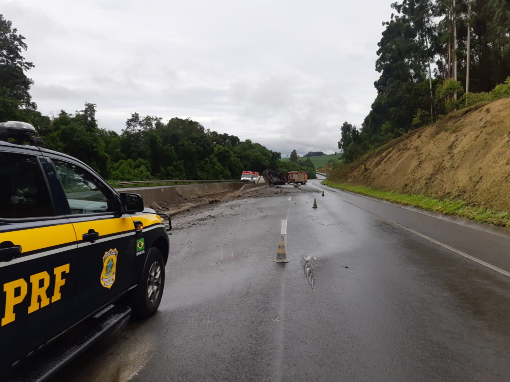 Caminhão com produto químico tomba na BR-376; PRF alerta para risco de explosão