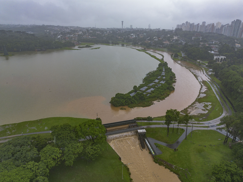 Cidade esponja: parques de Curitiba ajudam para que impacto das chuvas não seja ainda pior