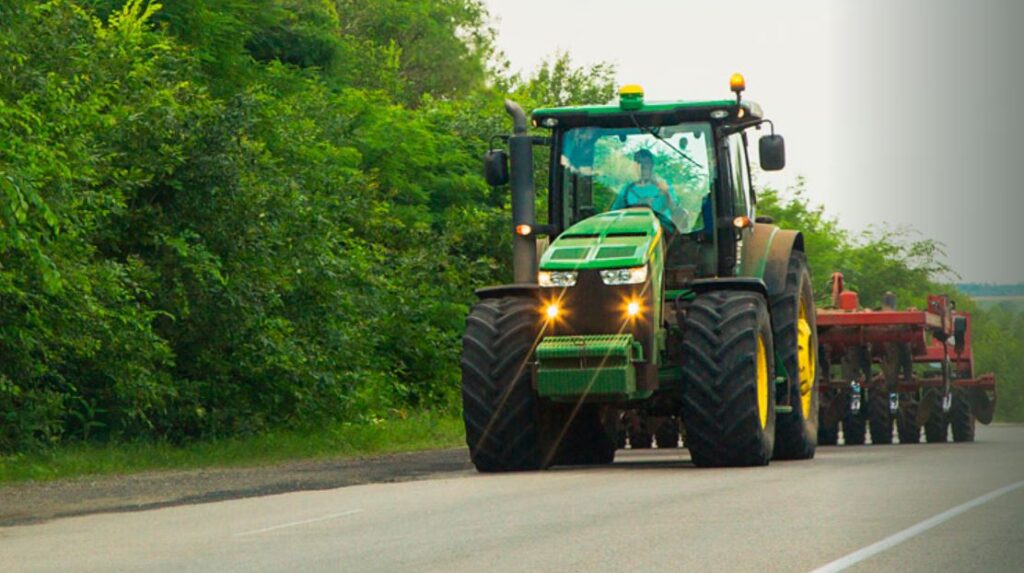 Entenda as regras para a circulação de tratores e máquinas agrícolas nas rodovias brasileiras