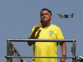 Bolsonaro reúne apoiadores em manifestação em Copacabana